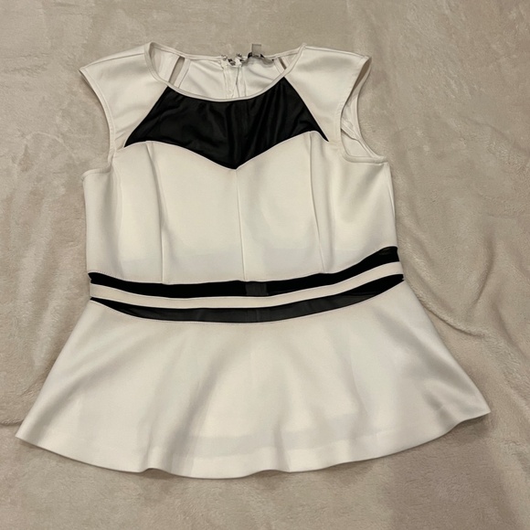 GUESS White peplum top with mesh cutouts, size XL - Picture 4 of 4